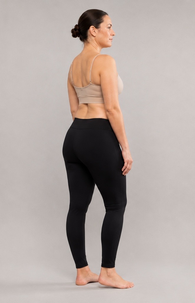 Calza común — vista posterior, misma modelo y pose